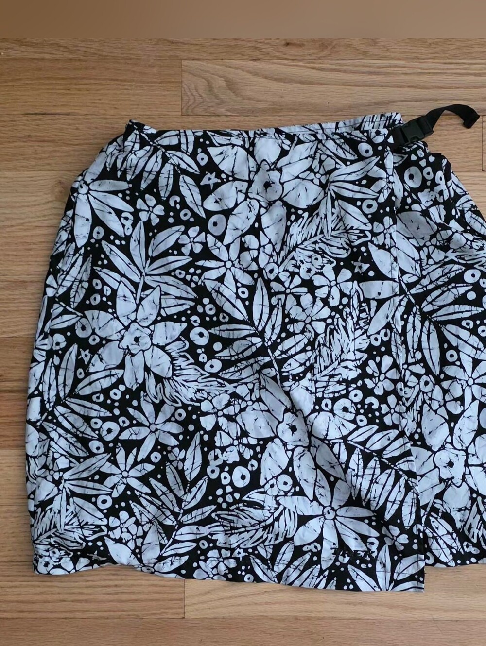 Trek Women's M Black and White Floral Wrap Skort
